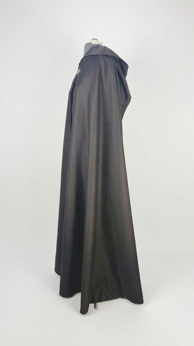 Martinist cloak, side profile showing drape and length